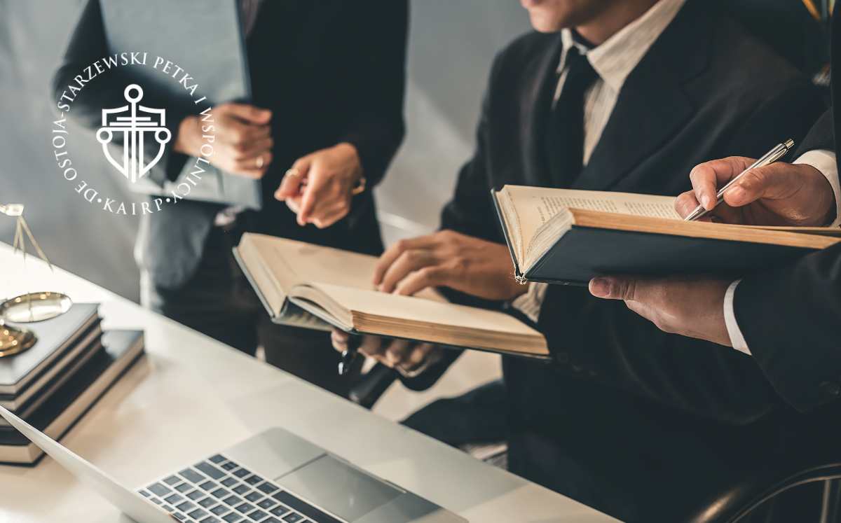Prawnicy analizujący dokumenty kredytowe przy laptopie – konsultacje prawne ws. BIK.