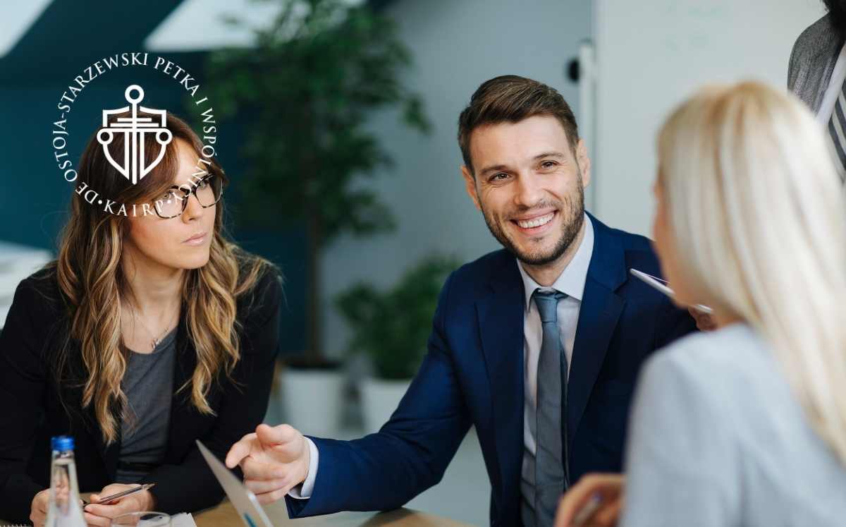 Zespół prawników w trakcie rozmowy z klientką – doradztwo prawne w sprawie spłaconego kredytu CHF.