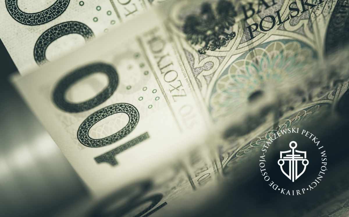 Banknoty 100 zł z bliska – symbol odzyskanych środków po unieważnieniu kredytu CHF.