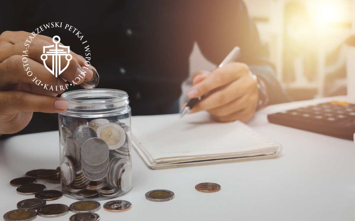 Prawnik omawiający sprawę kredytu frankowego przy biurku, z młotkiem sędziowskim i wagą sprawiedliwości