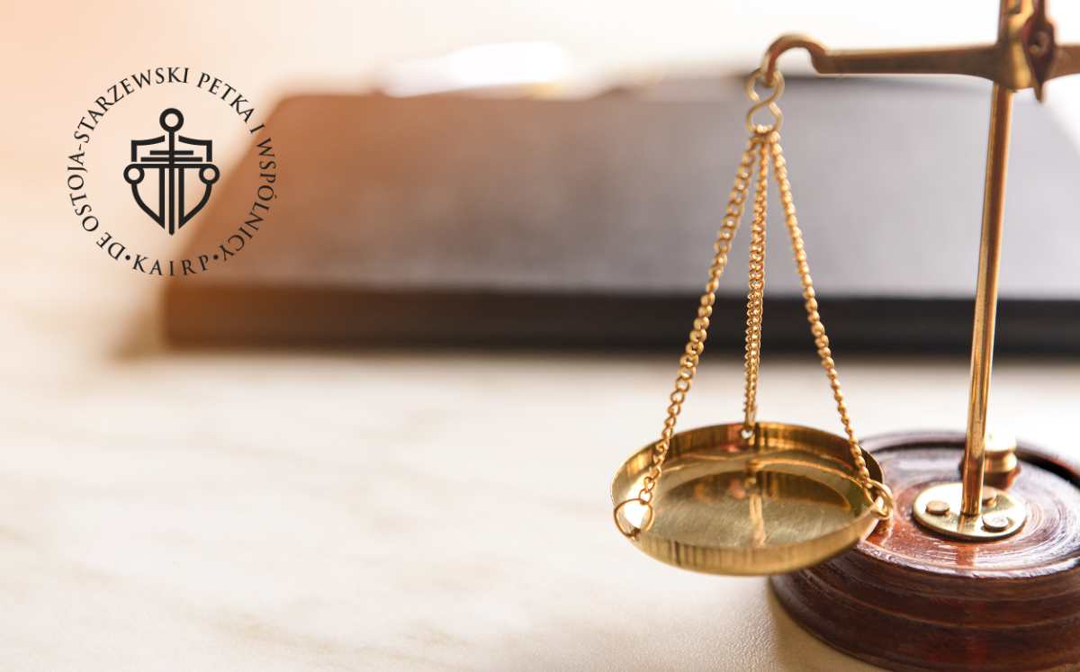 Zaniepokojony mężczyzna przegląda dokumenty przy laptopie, myśląc o kredycie frankowym