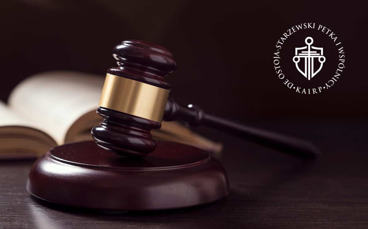 Młotek sędziego na tle otwartej książki prawniczej oraz logo kancelarii adwokackiej – symbolizujący wymiar sprawiedliwości i działania sądowe przeciwko bankom.