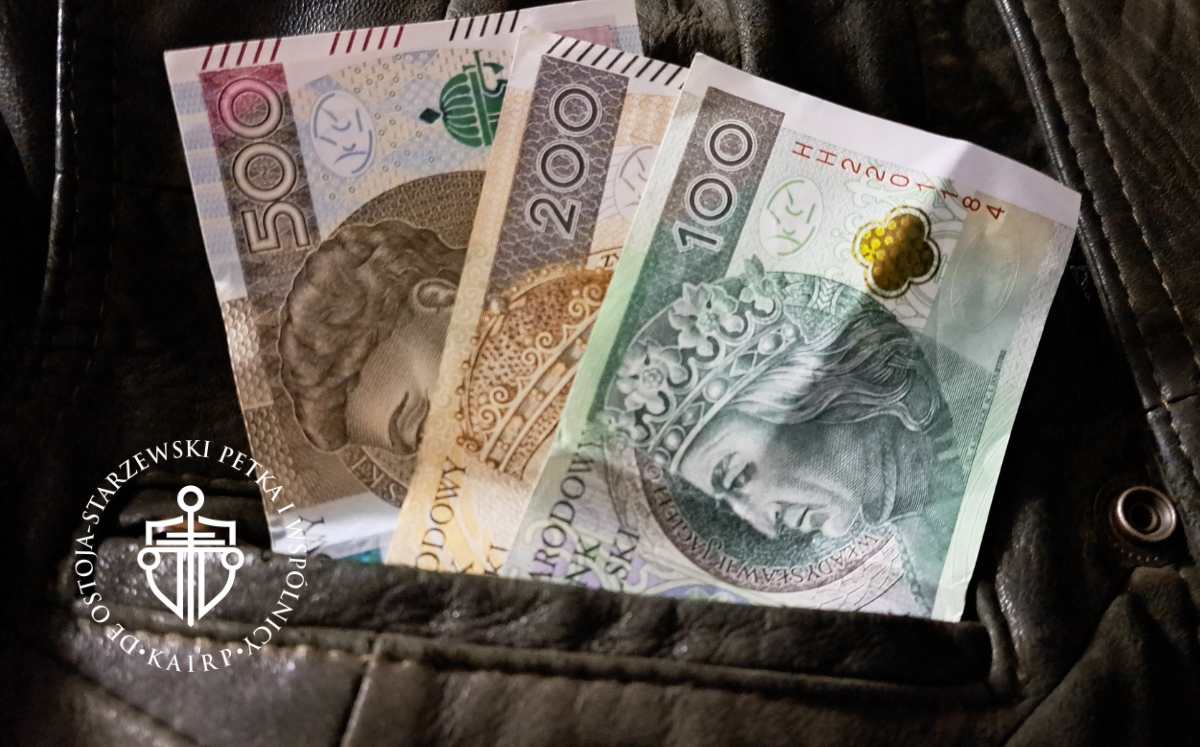 Polskie banknoty 500, 200 i 100 złotowe wystające z kieszeni skórzanej kurtki.