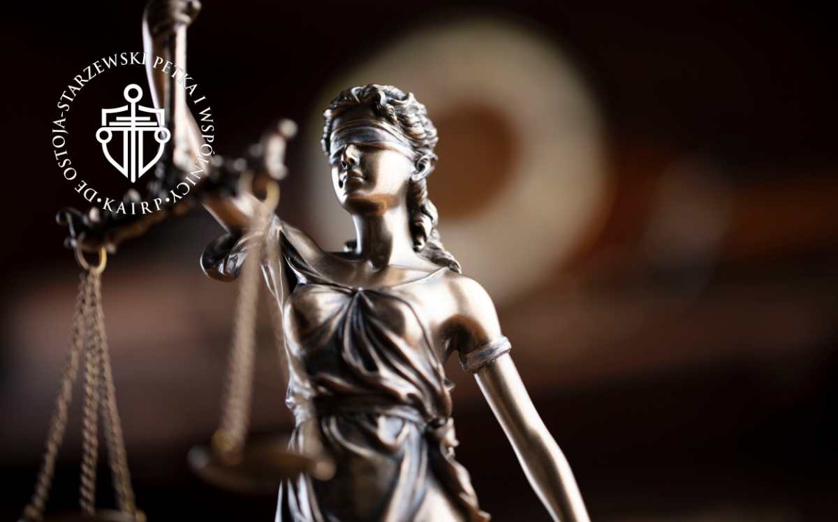Figura Temidy z wagą sprawiedliwości w ręku symbolizująca prawo i sąd, nałożone logo kancelarii adwokackiej.