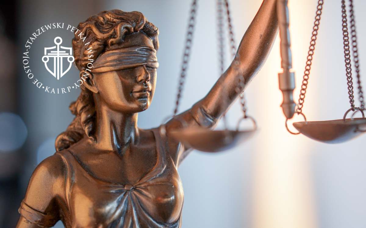 co-zmieni-sie-w-realiach-spraw-frankowych Zbliżenie na statuę Temidy z opaską na oczach i wagą w dłoni, symbol prawa i bezstronności.