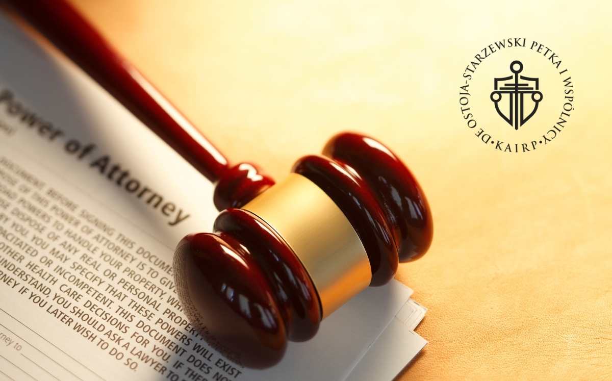 dlaczego-bos-bank-pozywa-frankowiczow Drewniany młotek sędziego leżący na dokumencie prawnym „Power of Attorney”, symbolizujący działania sądowe i kwestie prawne dotyczące kredytów frankowych. W tle logo kancelarii „DE OSTOJA-STARZEWSKI PETKA I WSPÓLNICY K.A.I.R.P.”