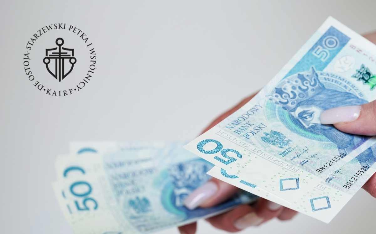 jak-ubiegac-sie-o-skd Osoba trzymająca polskie banknoty pięćdziesięciozłotowe; ilustracja dotycząca finansów i kredytów, z logo kancelarii prawnej De Ostoja-Starzewski Petka i Wspólnicy Kancelaria Adwokacka i Radców Prawnych.