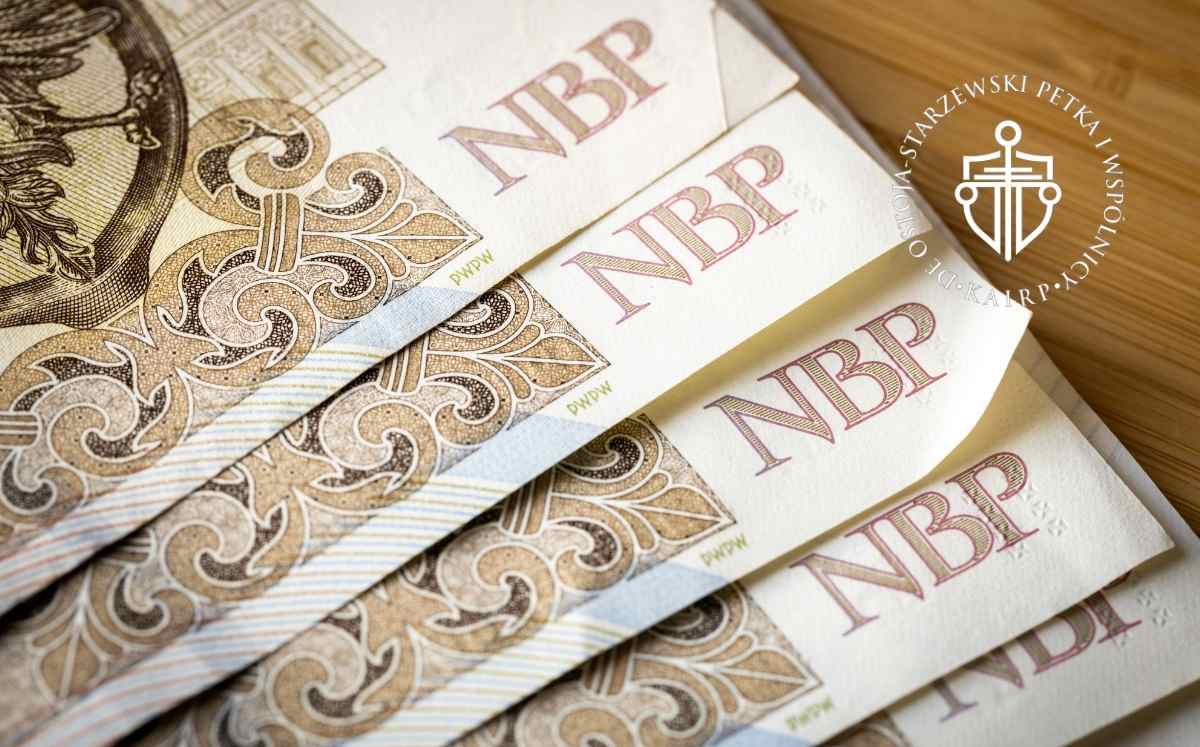 jakie-korzysci-daje-sankcja-kredytu-darmowego Polskie banknoty z widocznym napisem „NBP” ułożone wachlarzowo na stole – symbol finansów i kredytów.
