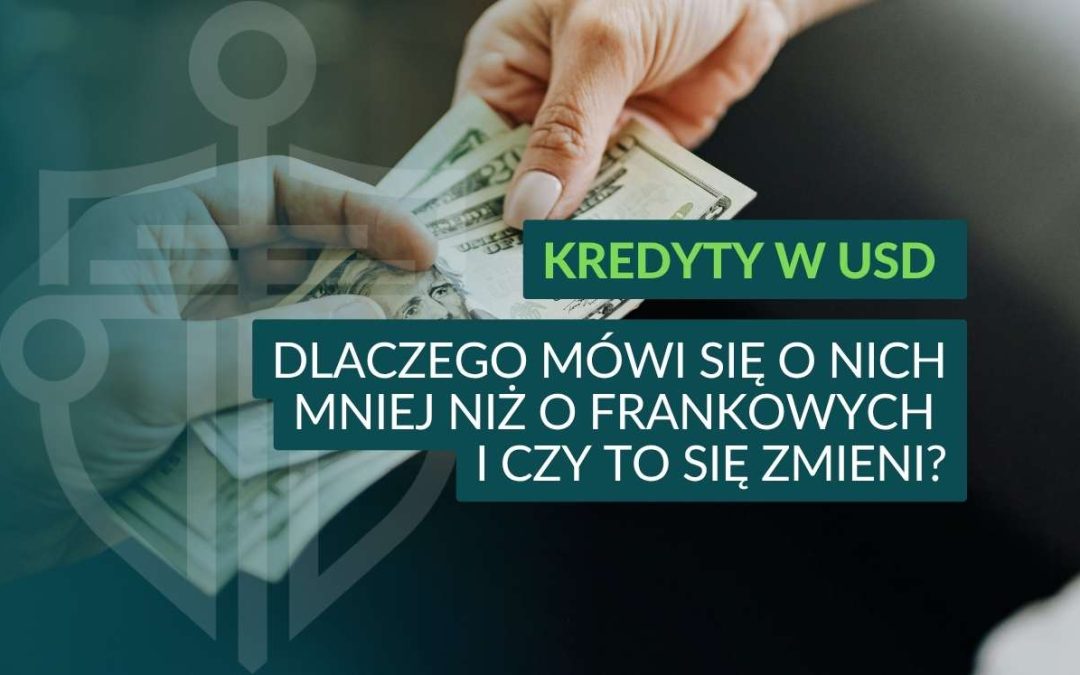 Prawnik w garniturze rozmawia z klientami w biurze, omawiając umowę kredytową, na ścianie logo kancelarii.
