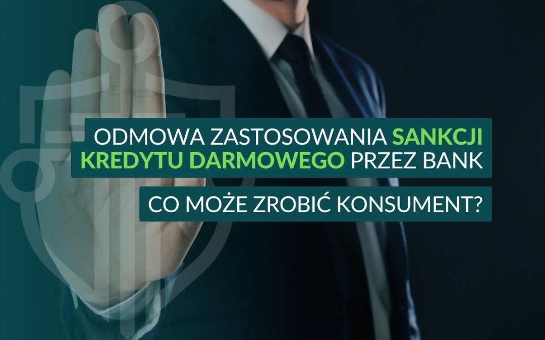 Mężczyzna w garniturze podnosi rękę w geście odmowy. Na grafice tekst: „Odmowa zastosowania sankcji kredytu darmowego przez bank – co może zrobić konsument?”.