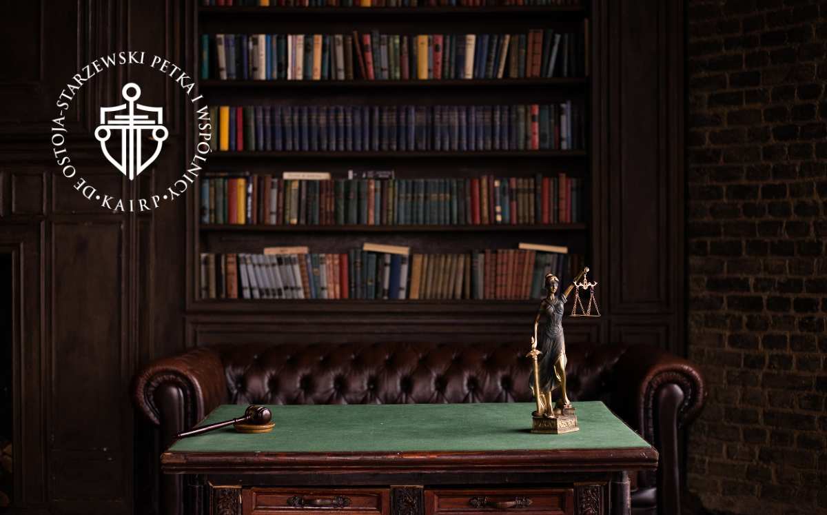 pomoc-kancelarii-w-sprawie-frankowej Eleganckie biuro prawnicze z biblioteką, statuą Temidy i młotkiem sędziowskim – symbol pomocy kancelarii w sprawach frankowych.