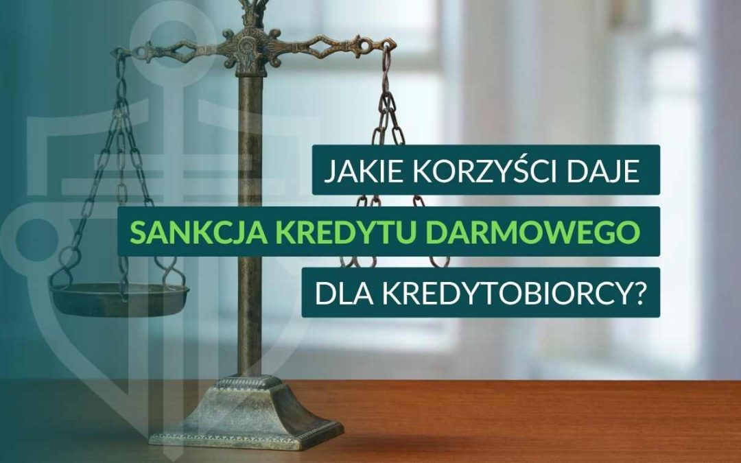 Waga sprawiedliwości na tle rozmytego biura z napisem „Jakie korzyści daje sankcja kredytu darmowego dla kredytobiorcy?” – grafika o tematyce prawno-finansowej.