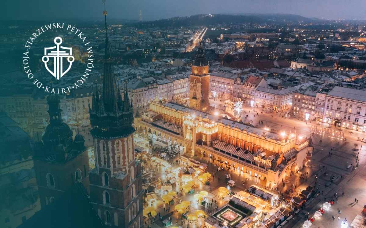 Panorama Rynku Głównego w Krakowie nocą z oświetloną Bazyliką Mariacką i Sukiennicami, symbol lokalnych spraw sądowych.