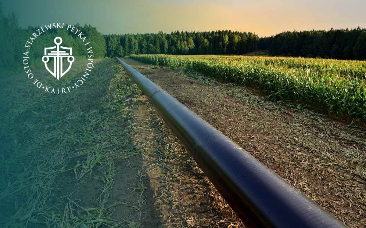 Rurociąg przesyłowy przebiegający przez pole uprawne – przykład infrastruktury objętej służebnością przesyłu
