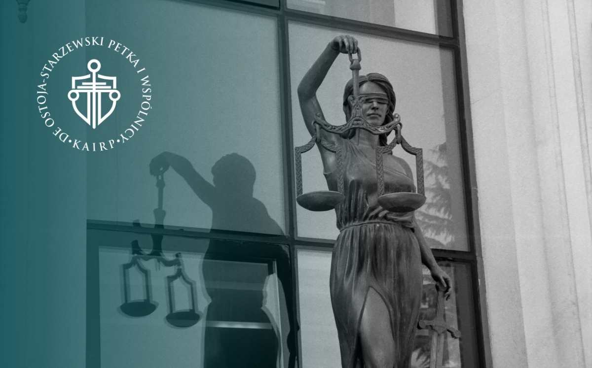 Statua Temidy symbolizująca wymiar sprawiedliwości na tle budynku sądu w Krakowie, obok logo kancelarii prawnej.