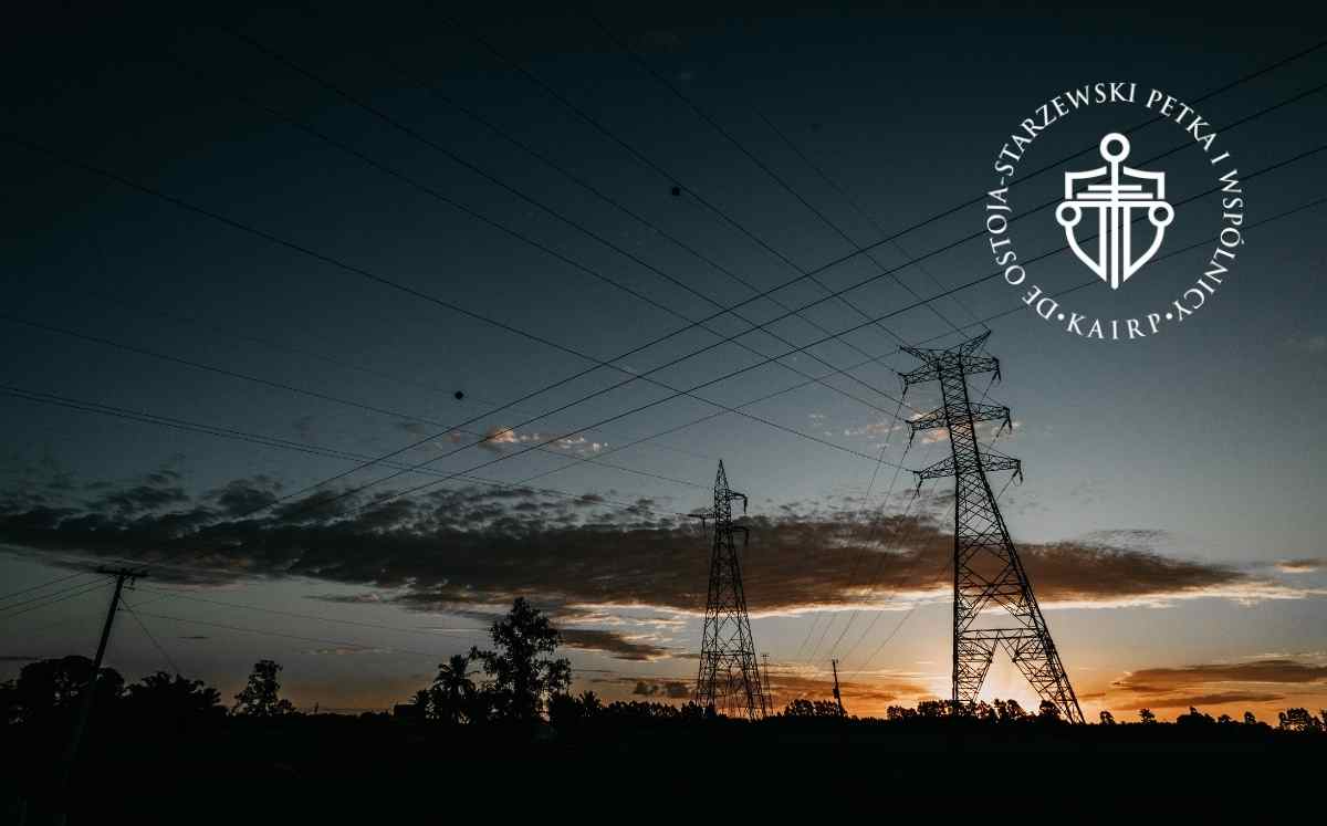 Linie energetyczne wysokiego napięcia na tle zachodzącego słońca – infrastruktura przesyłowa energii elektrycznej.