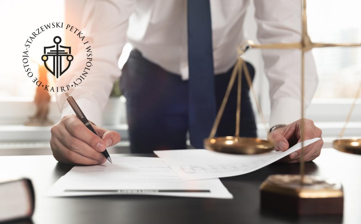 Słup energetyczny na tle zachodu słońca; na grafice znajduje się tekst o zasiedzeniu służebności przesyłu.