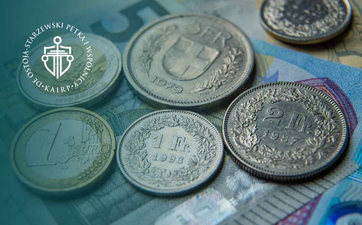 Monety frankowe i euro na tle banknotów – symbol kredytów walutowych i rozliczeń finansowych