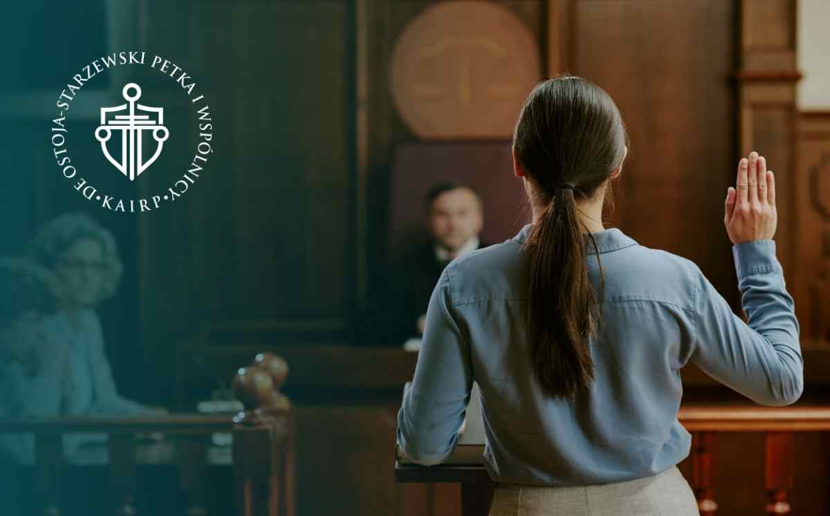 Kobieta składająca zeznania w sądzie podczas rozprawy – postępowanie sądowe w sprawie frankowej przeciwko bankowi.