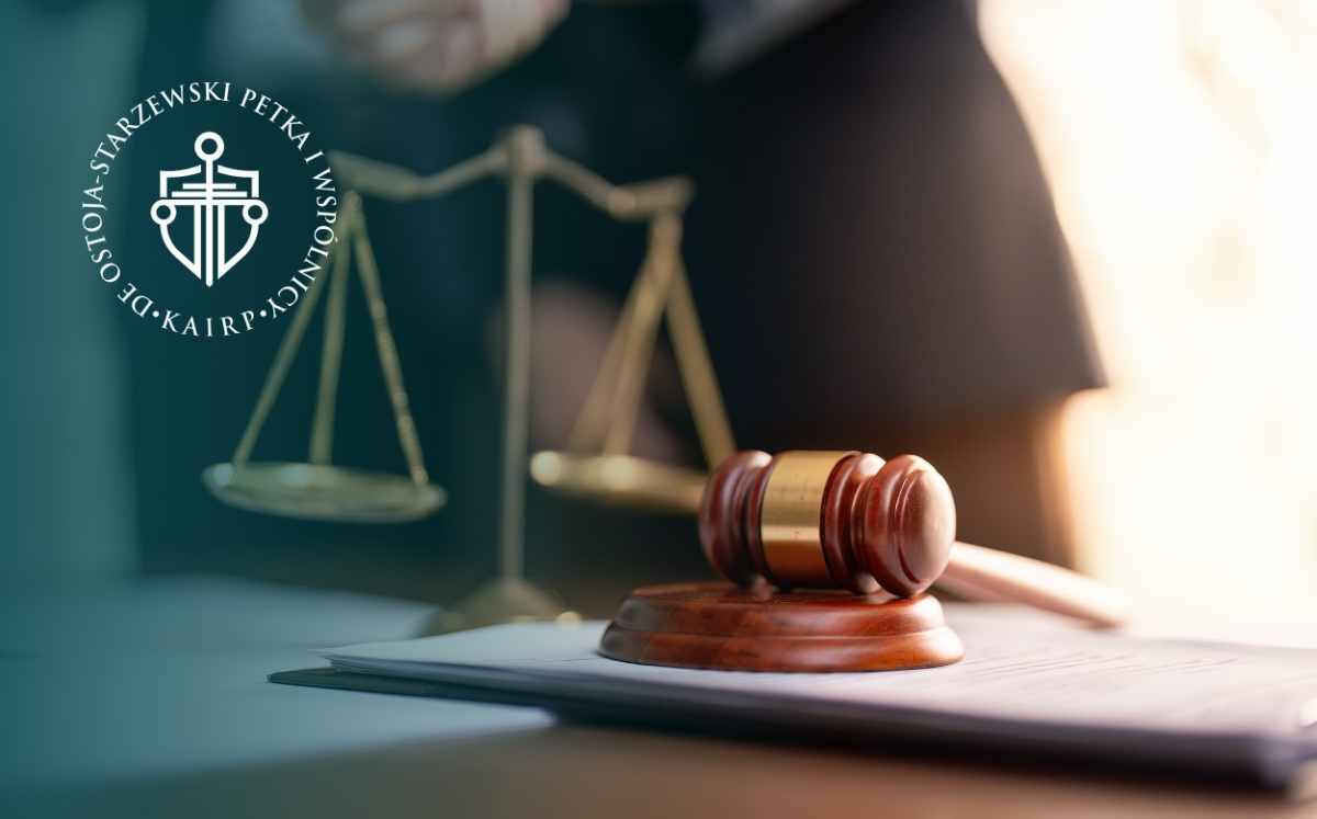 Młotek sędziowski i waga sprawiedliwości na biurku – symbol postępowania sądowego w sprawach frankowych