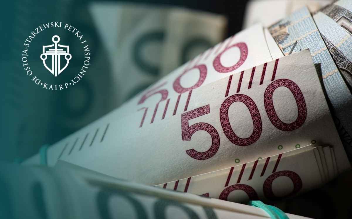 Banknoty złotowe symbolizujące rozliczenia finansowe w sprawach kredytów frankowych (CHF)