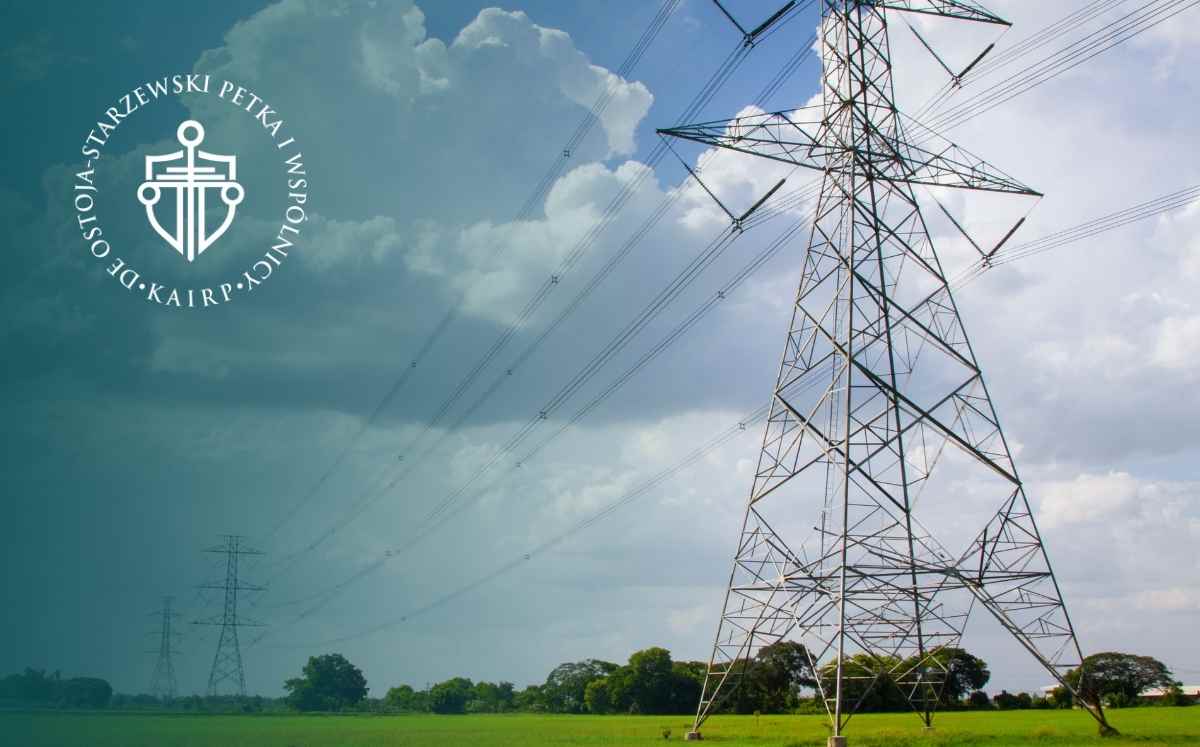 Linia wysokiego napięcia na tle nieba – infrastruktura energetyczna a służebność przesyłu