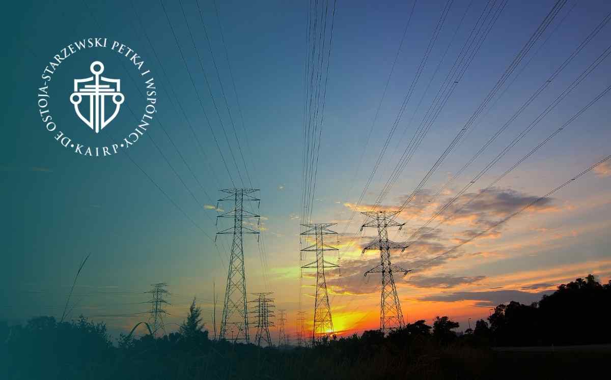 Linie wysokiego napięcia i słupy energetyczne na tle zachodzącego słońca – infrastruktura przesyłowa energii elektrycznej