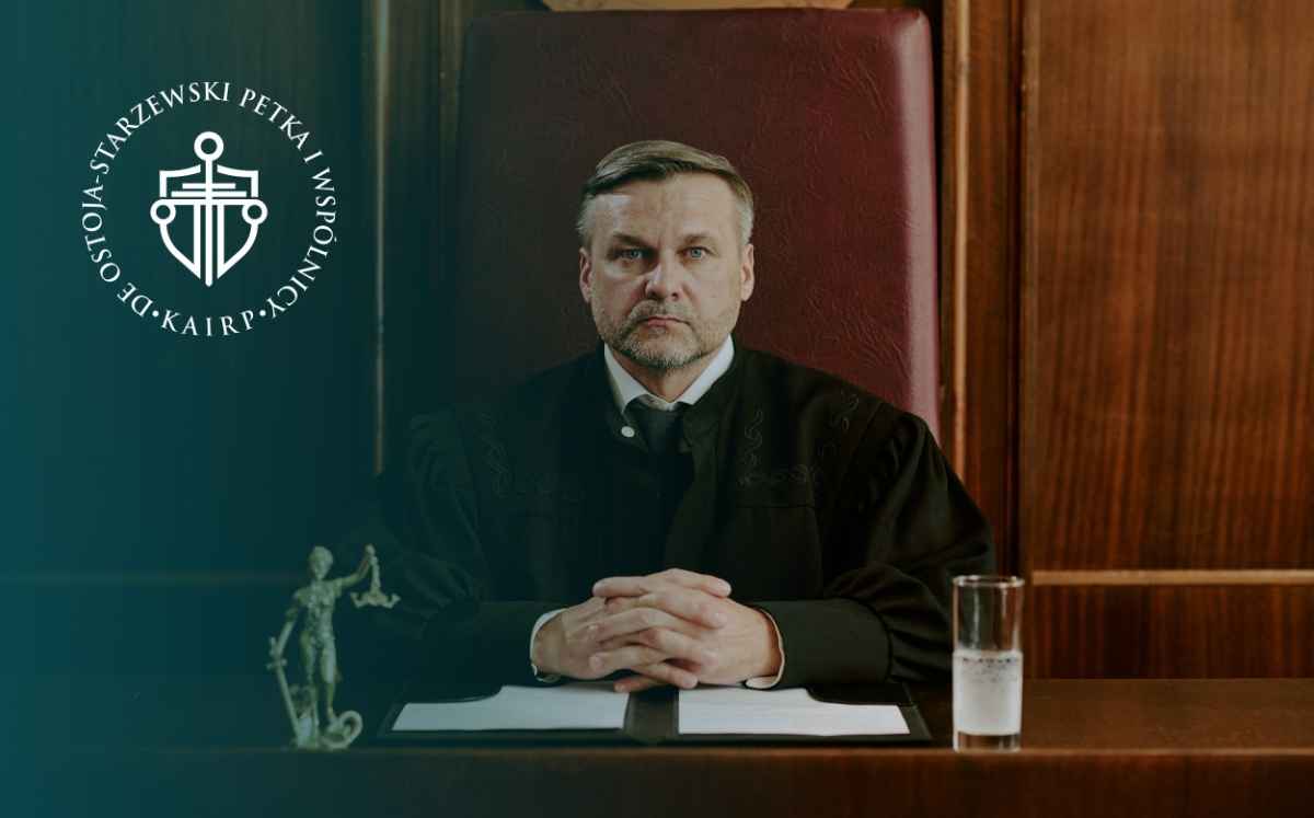 Sędzia siedzący za stołem sędziowskim podczas rozprawy dotyczącej kredytu frankowego.