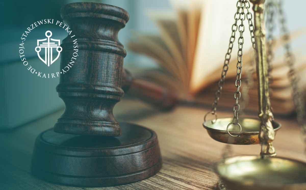 Młotek sędziowski oraz waga sprawiedliwości na tle księgi prawa, symbol wymiaru sprawiedliwości i postępowań sądowych.