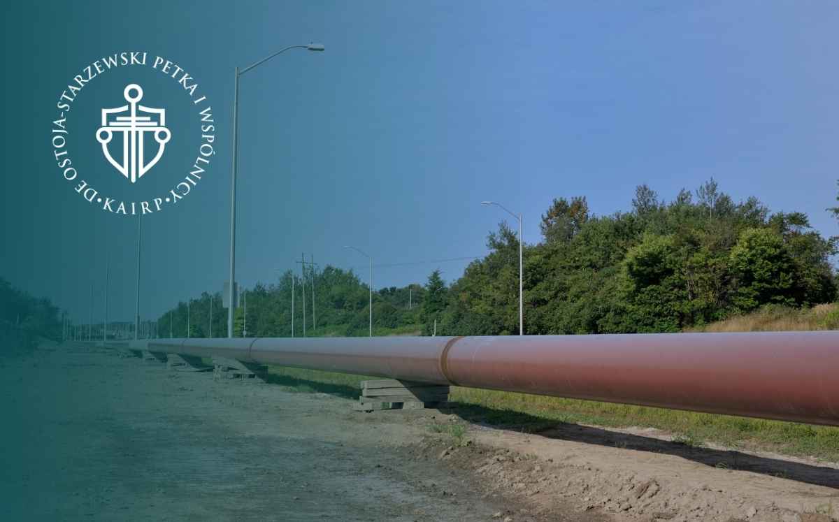Rurociąg przesyłowy biegnący wzdłuż drogi i terenów zielonych – przykład infrastruktury przesyłowej.