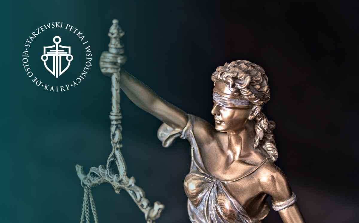 Statua Temidy z wagą i mieczem na ciemnym tle, symbol prawa i sprawiedliwości – grafika kancelarii prawnej.