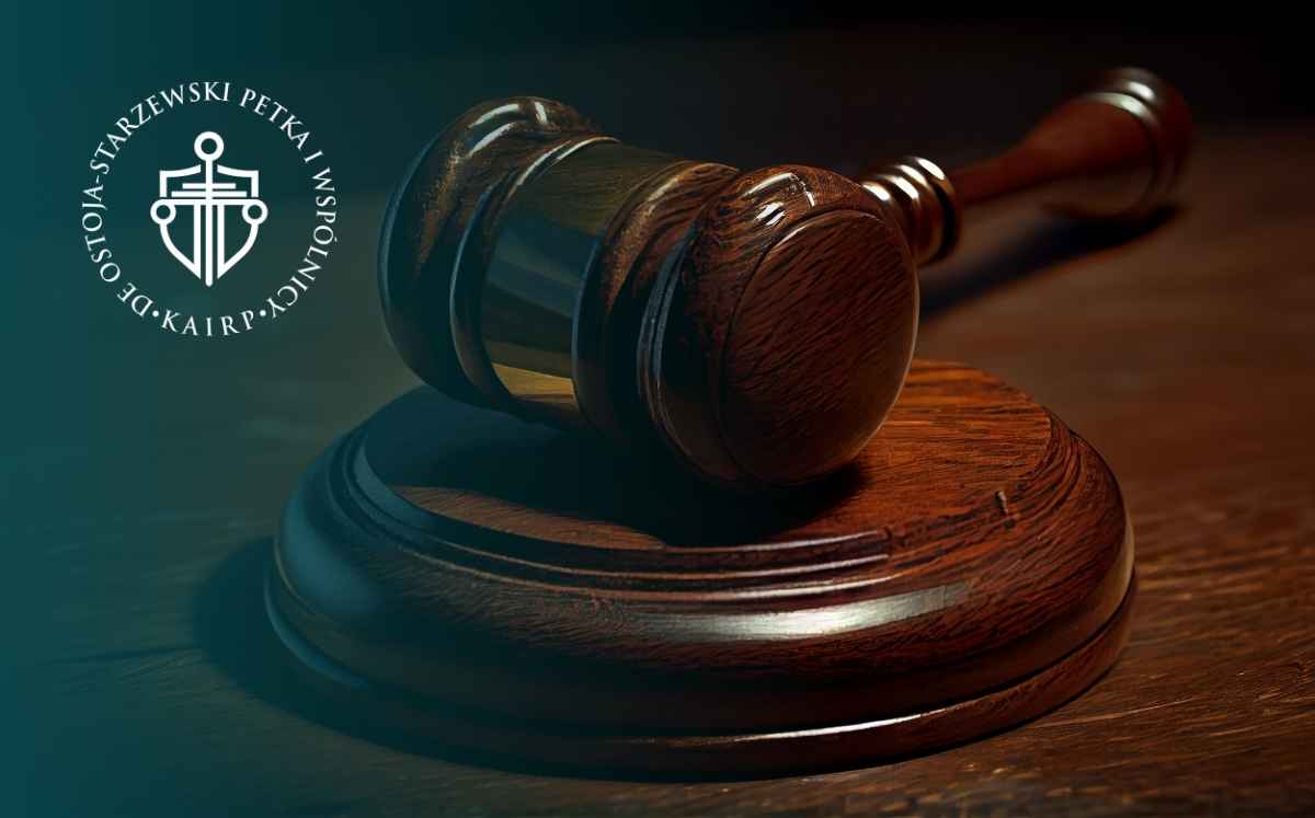 Drewniany młotek sędziowski na blacie, symbol postępowania sądowego w sprawach frankowych