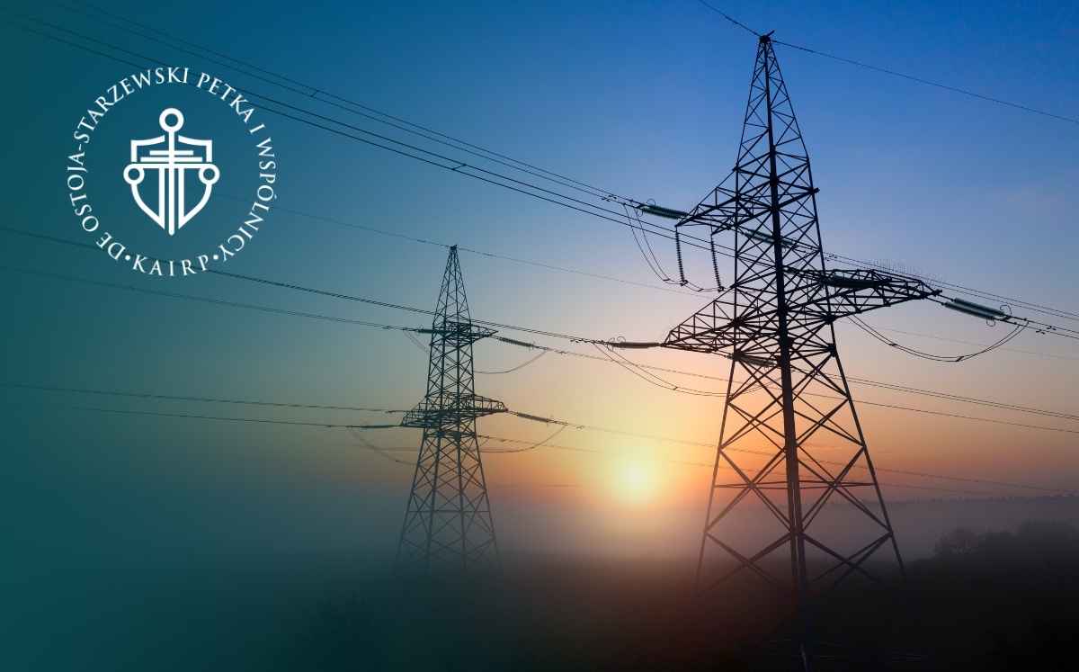 Linie wysokiego napięcia na tle zachodu słońca – infrastruktura energetyczna związana ze służebnością przesyłu.