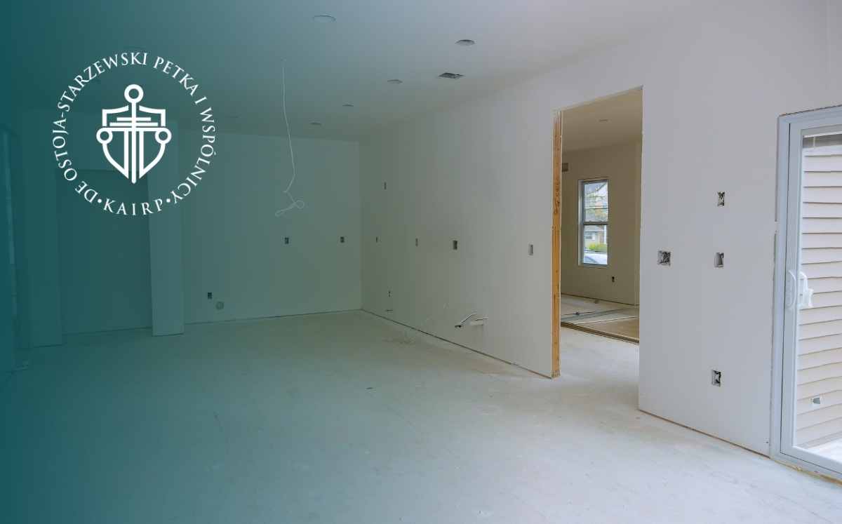 Wnętrze domu w trakcie budowy lub remontu – niedokończone pomieszczenie symbolizujące problemy przy realizacji umowy o roboty budowlane.