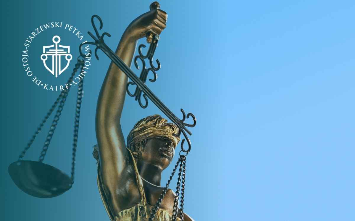 Figura Temidy z wagą sprawiedliwości – symbol prawa i postępowań sądowych w sprawach frankowych przeciwko bankom.