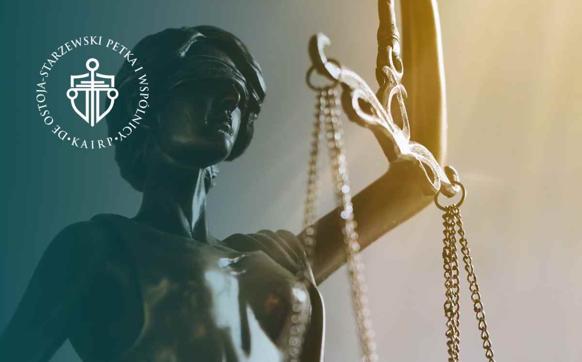 Statua Temidy z wagą sprawiedliwości symbolizująca pomoc prawną dla frankowiczów w Łodzi