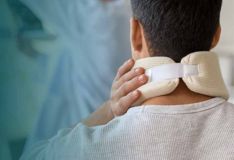 Przekazywanie dokumentów między osobami na tle uszkodzonego samochodu po wypadku