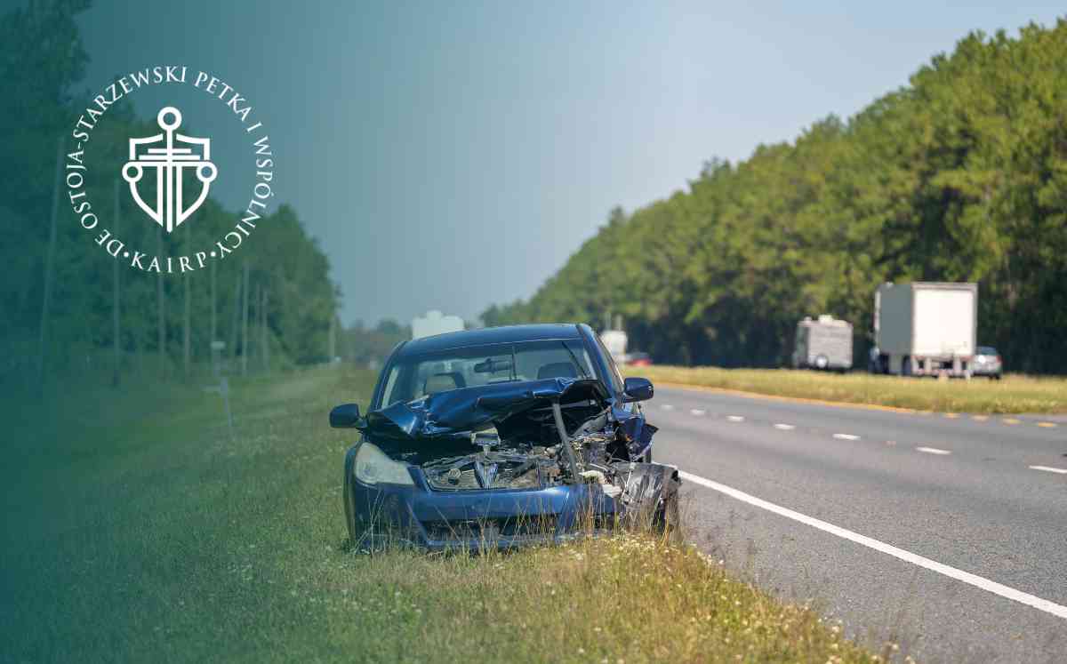 Rozbite niebieskie auto na poboczu drogi