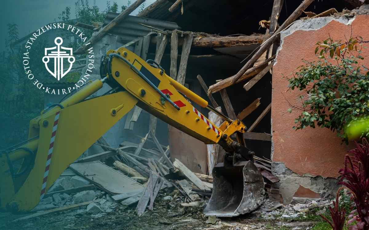 Koparka wyburzająca budynek – symbol rozbiórki obiektu powstałego w wyniku samowoli budowlanej.