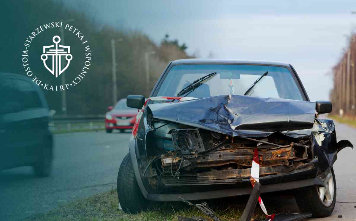 Mocno rozbite auto z uszkodzonym przodem zabezpieczone taśmą policyjną