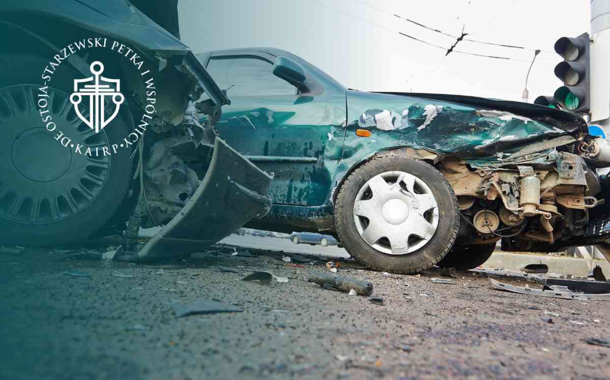 Zniszczone zielone auto na drodze