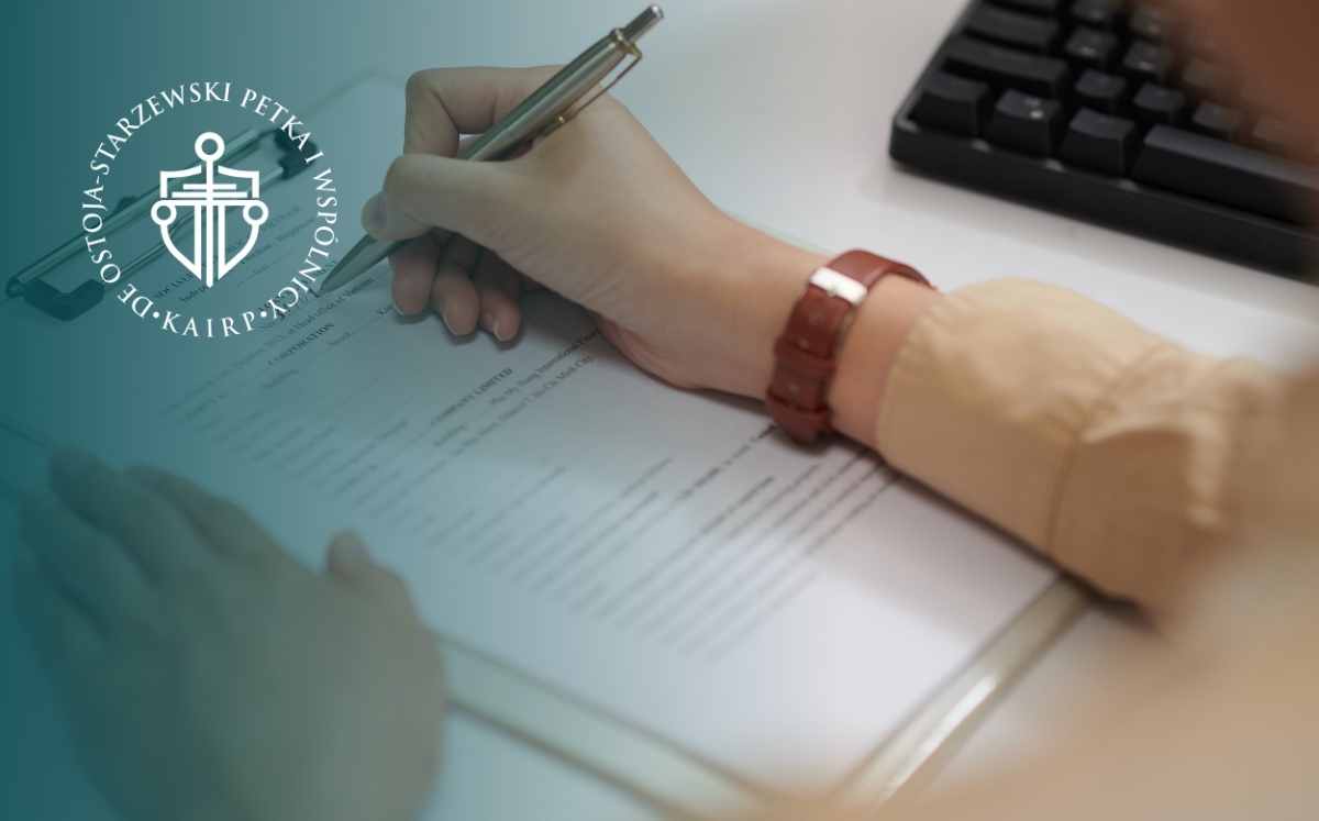 Podpisywanie dokumentów kredytowych przy biurku z długopisem w dłoni