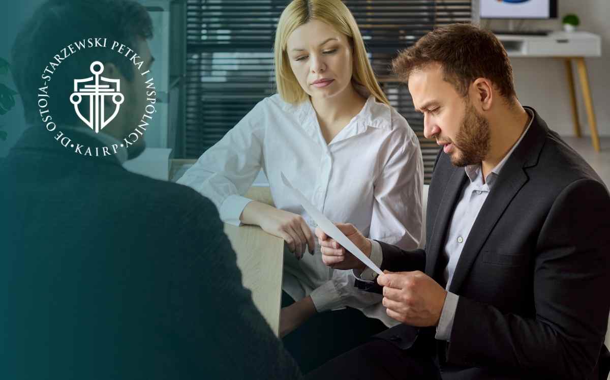 Klient omawia umowę kredytową z doradcą finansowym w biurze