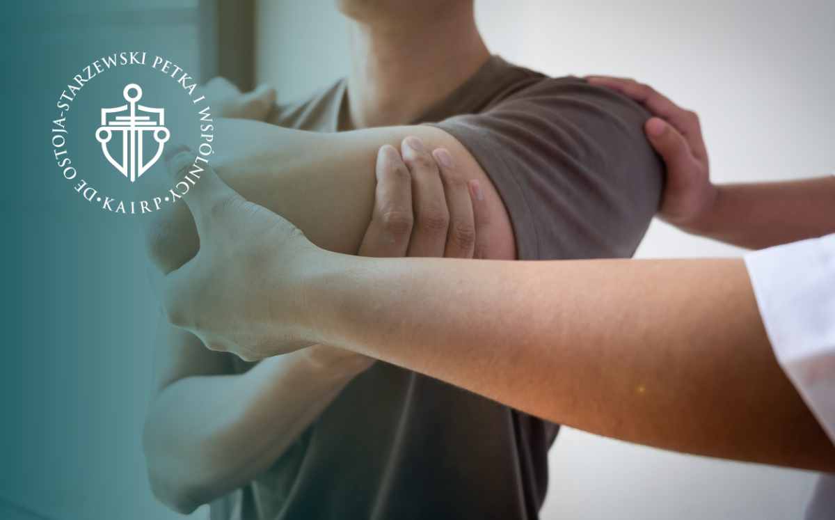 Specjalista bada rękę pacjenta po urazie, ocena stanu zdrowia po wypadku”