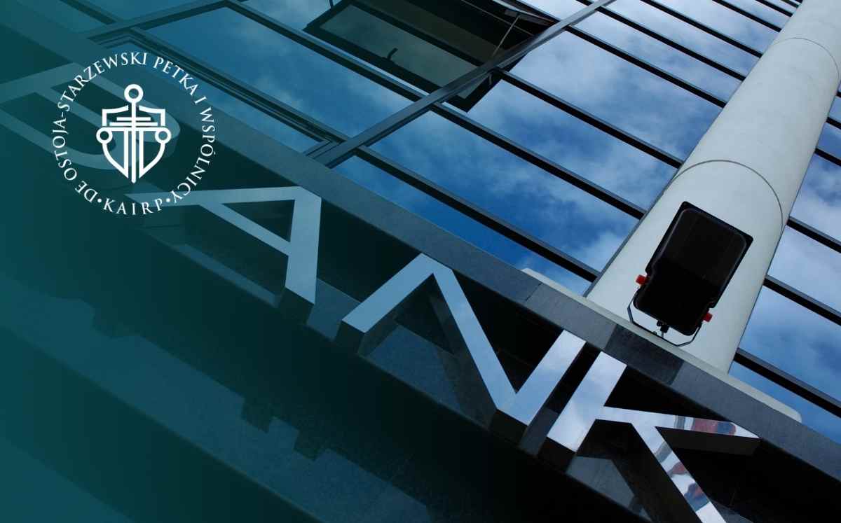 Nowoczesny budynek banku widziany z dołu, symbol sektora finansowego i kredytów.