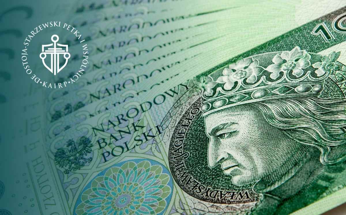 Zbliżenie na polski banknot 100 zł z półprzezroczystym logo kancelarii po lewej stronie.