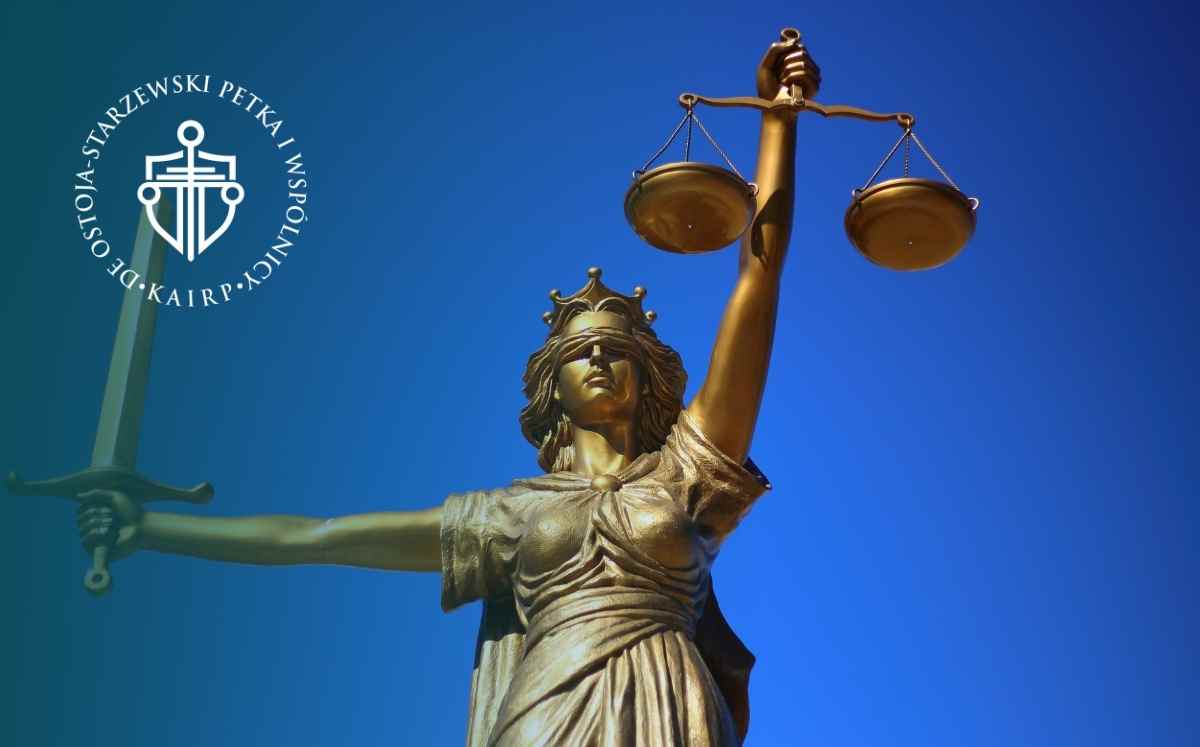 Posąg Temidy z wagą i mieczem na tle nieba, symbol sprawiedliwości, obok logo kancelarii prawnej