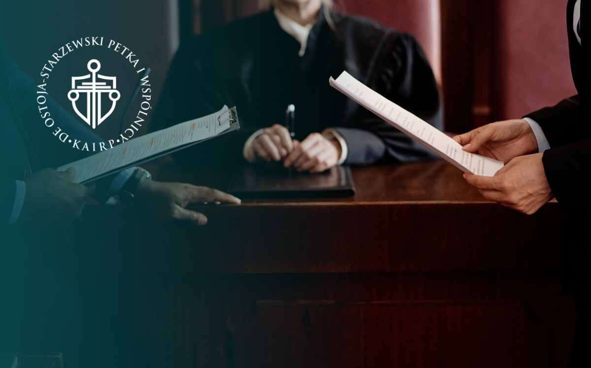 Prawnik przedstawiający dokumenty w sali sądowej – grafika o możliwości ubiegania się o zwrot prowizji za kredyt CHF