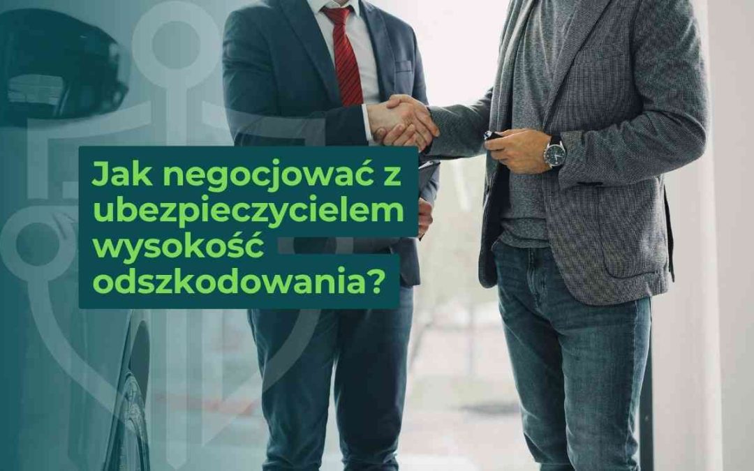 Uścisk dłoni dwóch mężczyzn w strojach biznesowych na jasnym tle. W tle widoczne zarysy samochodu.