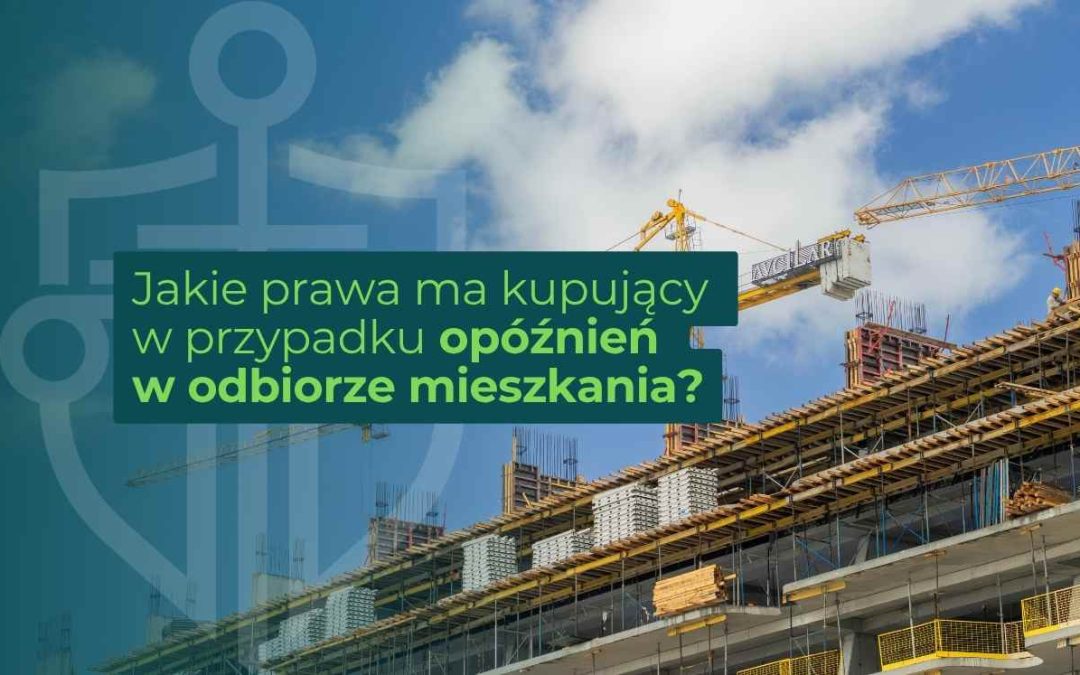 Dźwigi i plac budowy o zachodzie słońca na tle powstającej inwestycji mieszkaniowej.